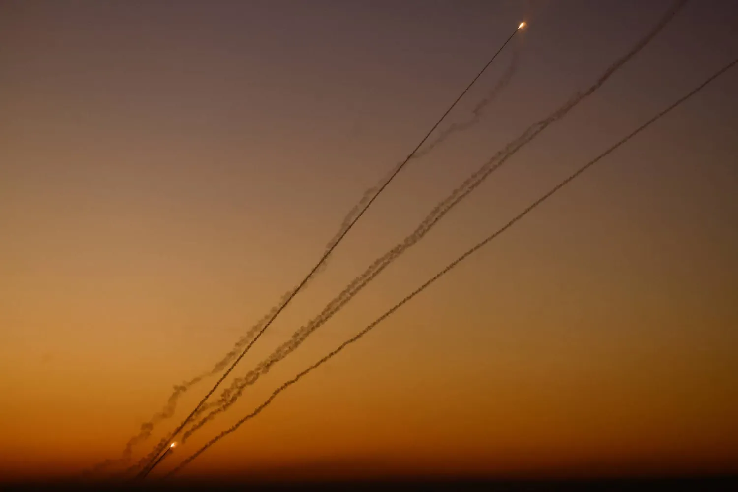 انطلاق صواريخ من قطاع غزة باتجاه إسرائيل (رويترز)