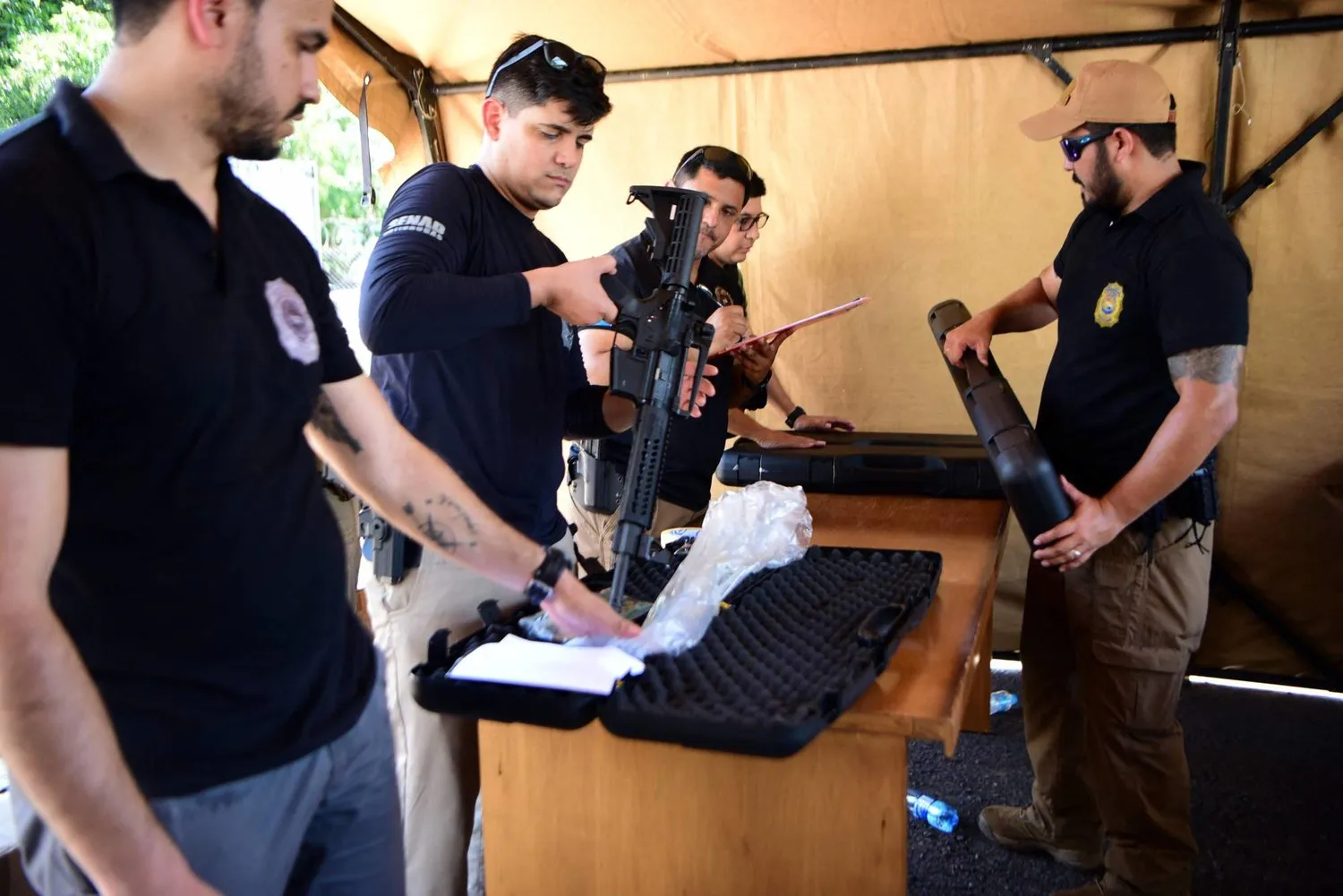Paraguay Ulusal Narkotik Kontrol Ofisi üyeleri 12 Aralık'ta Asuncion'da düzenledikleri operasyon ile çok sayıda silah ve mühimmat ele geçirdi. (AFP)