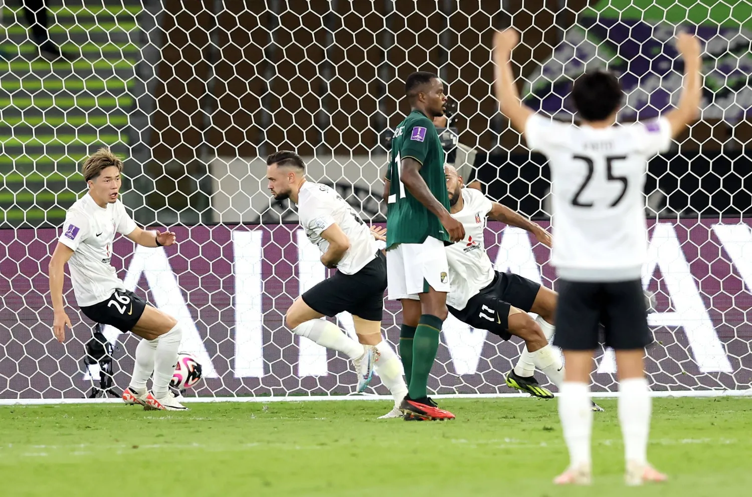 الهولندي شالك ينطلق فرحاً بعد هدف الفوز الثمين (إ.ب.أ)