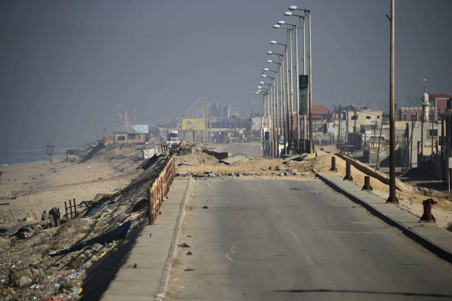 طريق مدمرة تربط شمال وجنوب قطاع غزة تظهر من جنوب قطاع غزة (إ.ب.أ)