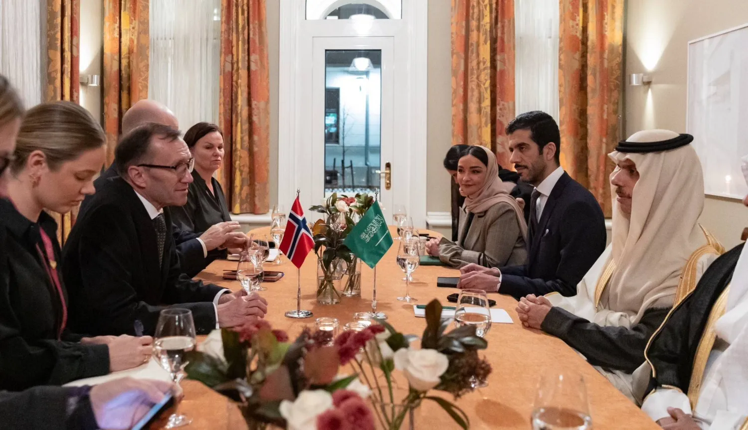 الأمير فيصل بن فرحان خلال لقائه الوزير إسبن بارث إيدي في العاصمة النرويجية أوسلو (وزارة الخارجية السعودية)