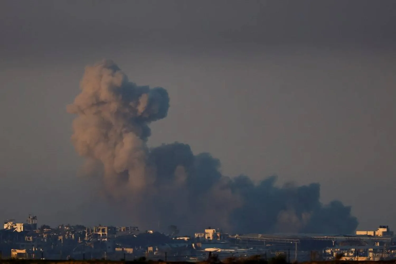  Smoke rises in Gaza, amid the ongoing conflict between Israel and the Palestinian group Hamas, as seen from Southern Israel, December 15, 2023. (Reuters)