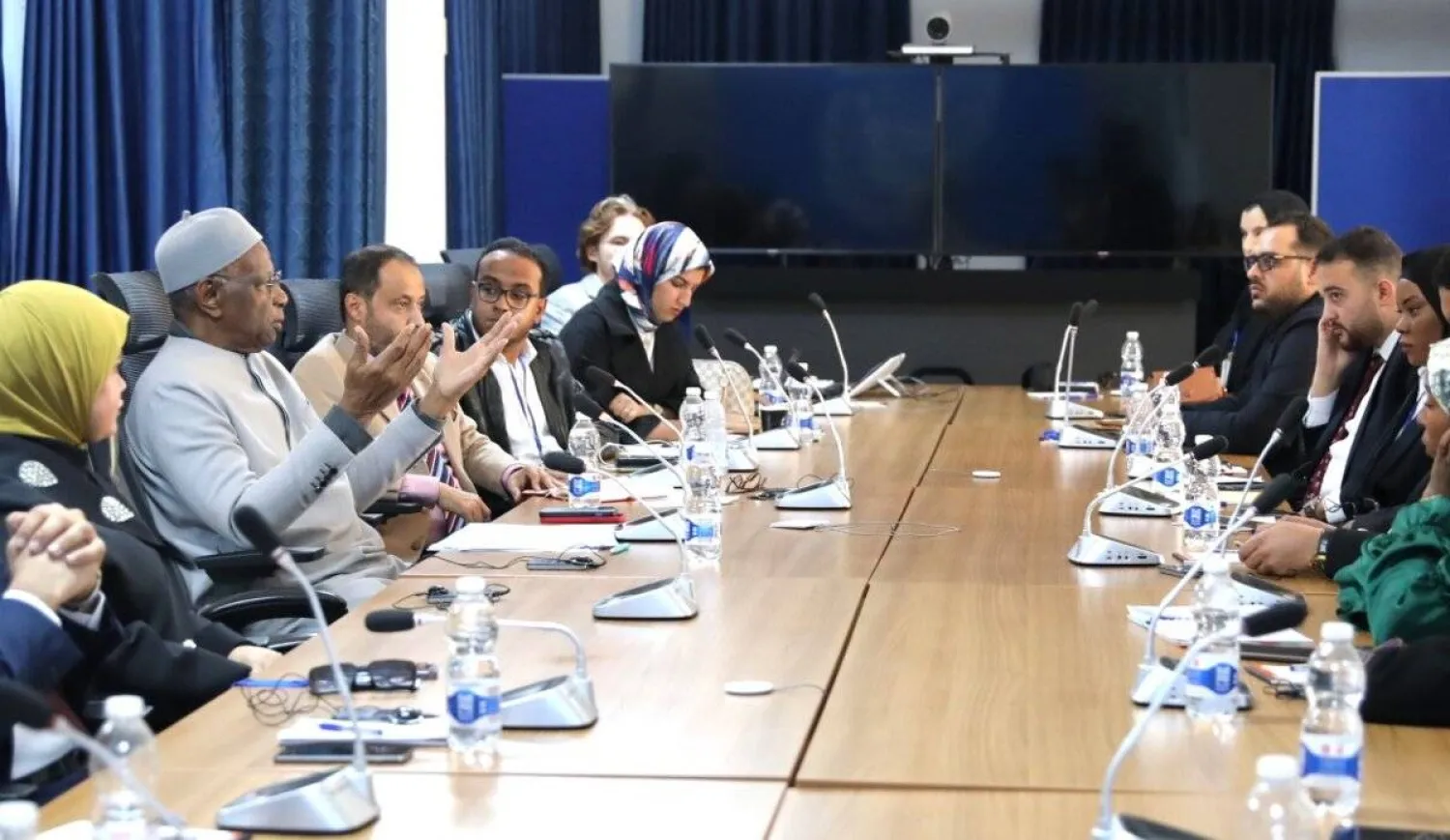 باتيلي خلال اجتماعه مع 15 ناشطاً وناشطة ليبية في تونس (البعثة الأممية)