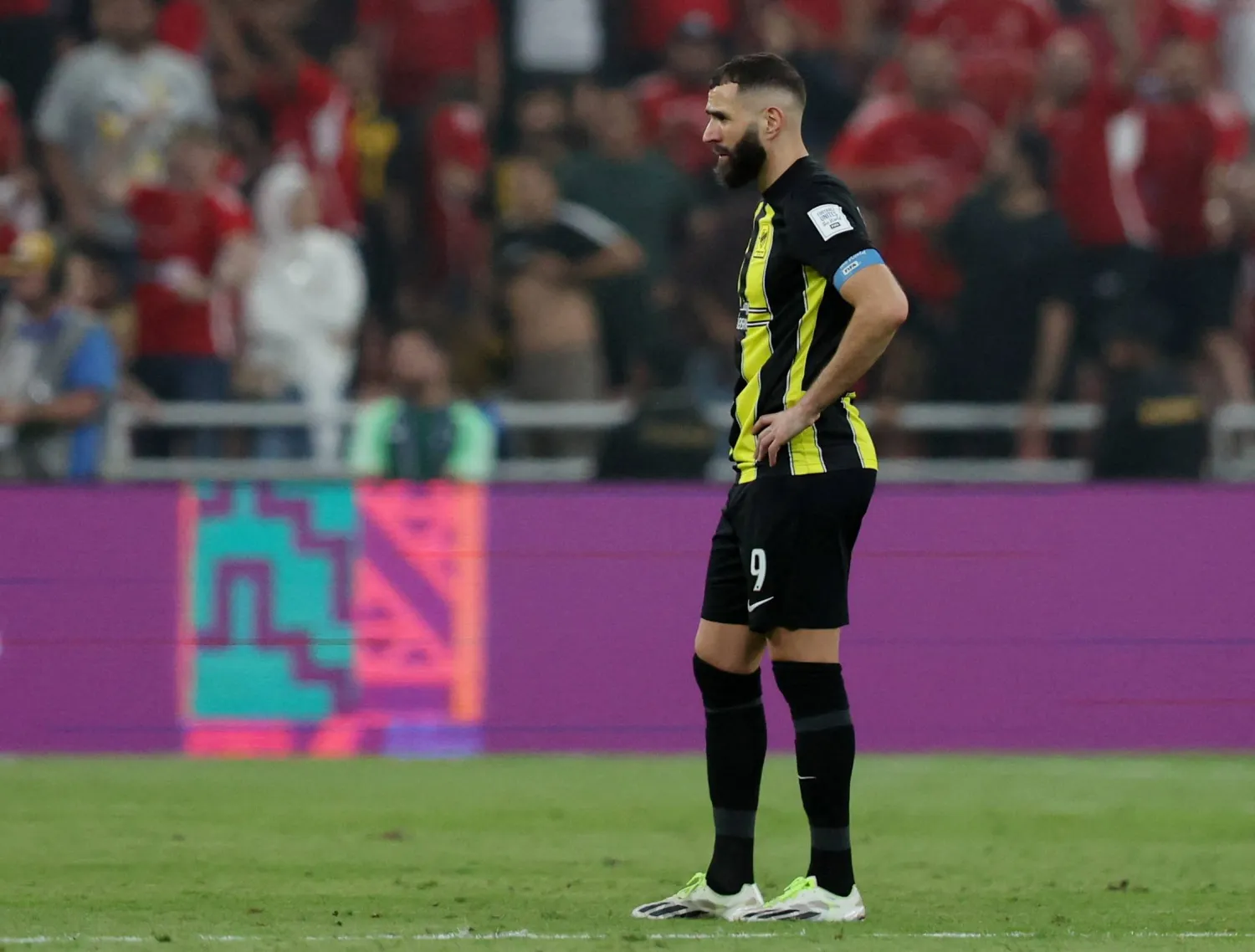 بنزيمة متأثراً بالخسارة بعد نهاية المباراة (رويترز)