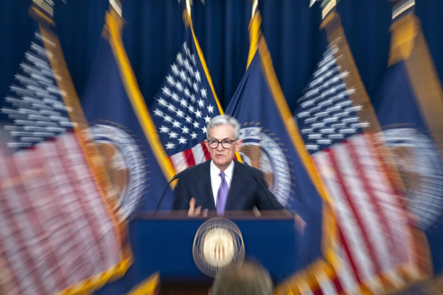 رئيس الاحتياطي الفيدرالي جيروم باول في مؤتمره الصحافي بعيد قرار لجنة السوق المفتوحة تثبيت الفائدة (أ.ب)