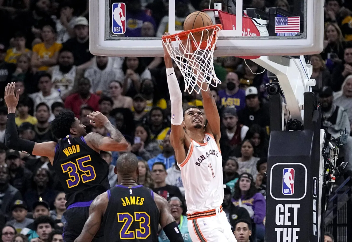 فيكتور ويمبانياما مهاجم سان أنطونيو خلال تسجيله أحد أهدافه في اللقاء أمام لوس أنجليس ليكرز في دوري السلة الأميركي (أ.ب)