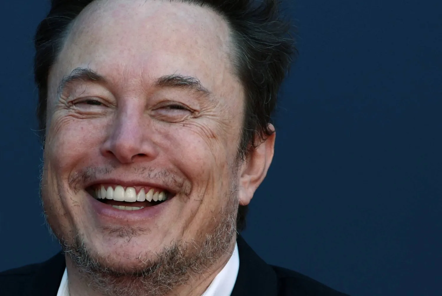 إيلون ماسك خلال حضوره المهرجان السياسي الذي ينظمه حزب رئيسة الوزراء الإيطالية جيورجيا ميلوني في روما (رويترز)