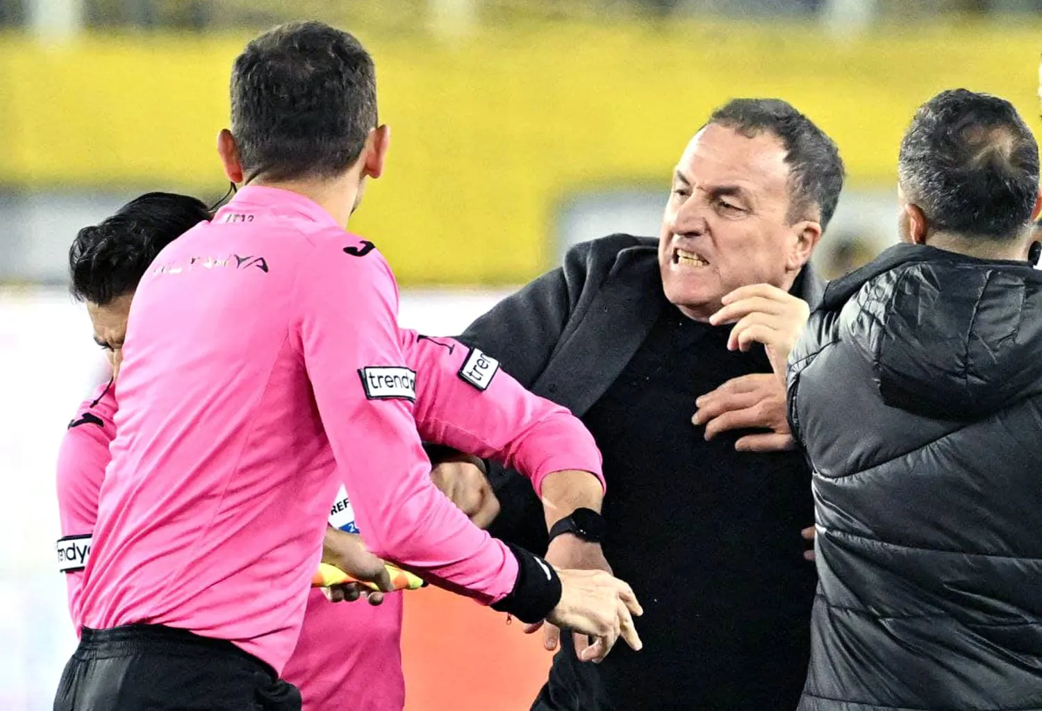 فاروق كوجا رئيس نادي أنقرة خلال اعتدائه على الحكم خليل ميلر (الشرق الأوسط)