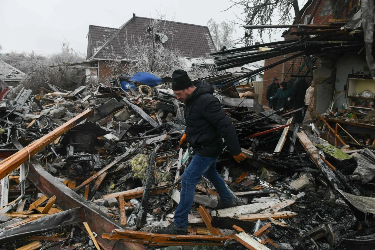 Ukrayna’da Rus kontrolündeki bir köydeki yıkım (AFP)