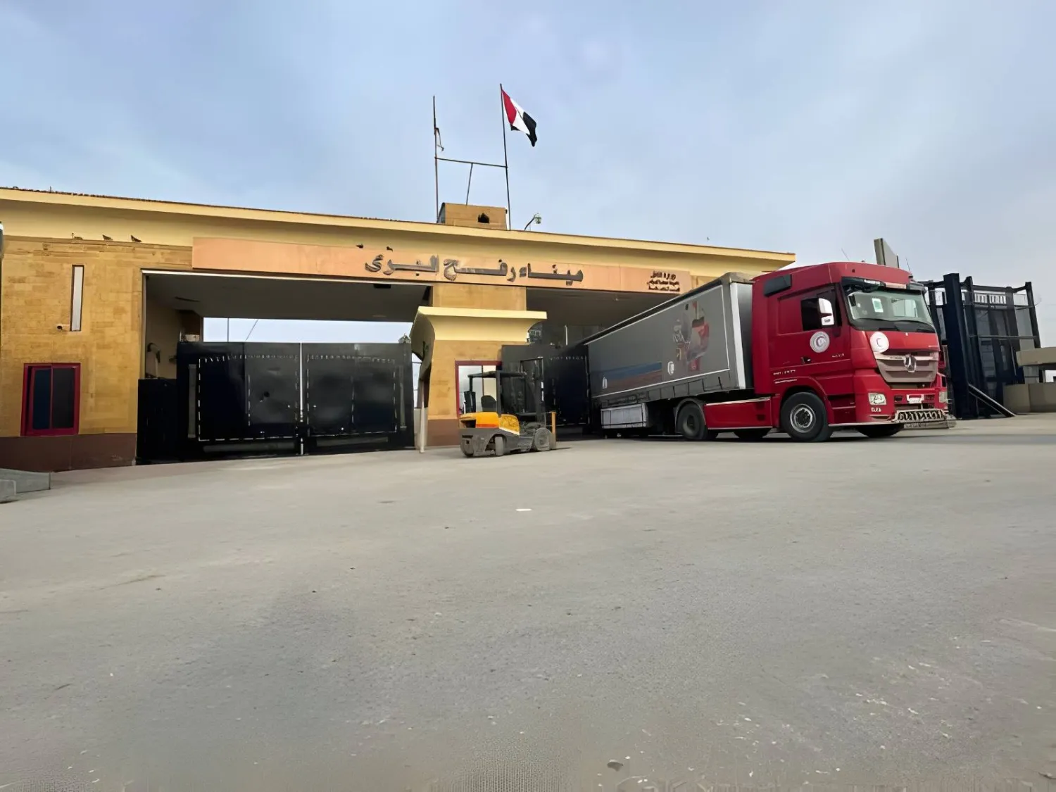 شاحنة مساعدات مصرية تغادر معبر رفح (الهلال الأحمر المصري)