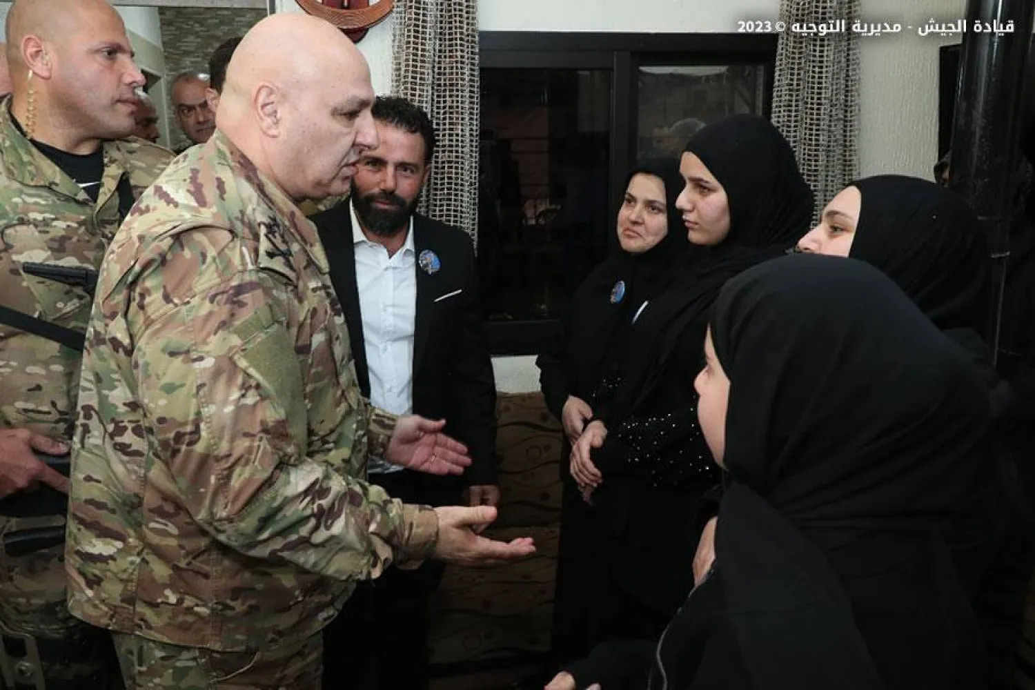 العماد جوزيف عون يعزي عائلة أحد عناصر «حزب الله» الذي سقط في المواجهات مع إسرائيل (موقع الجيش على منصة إكس)