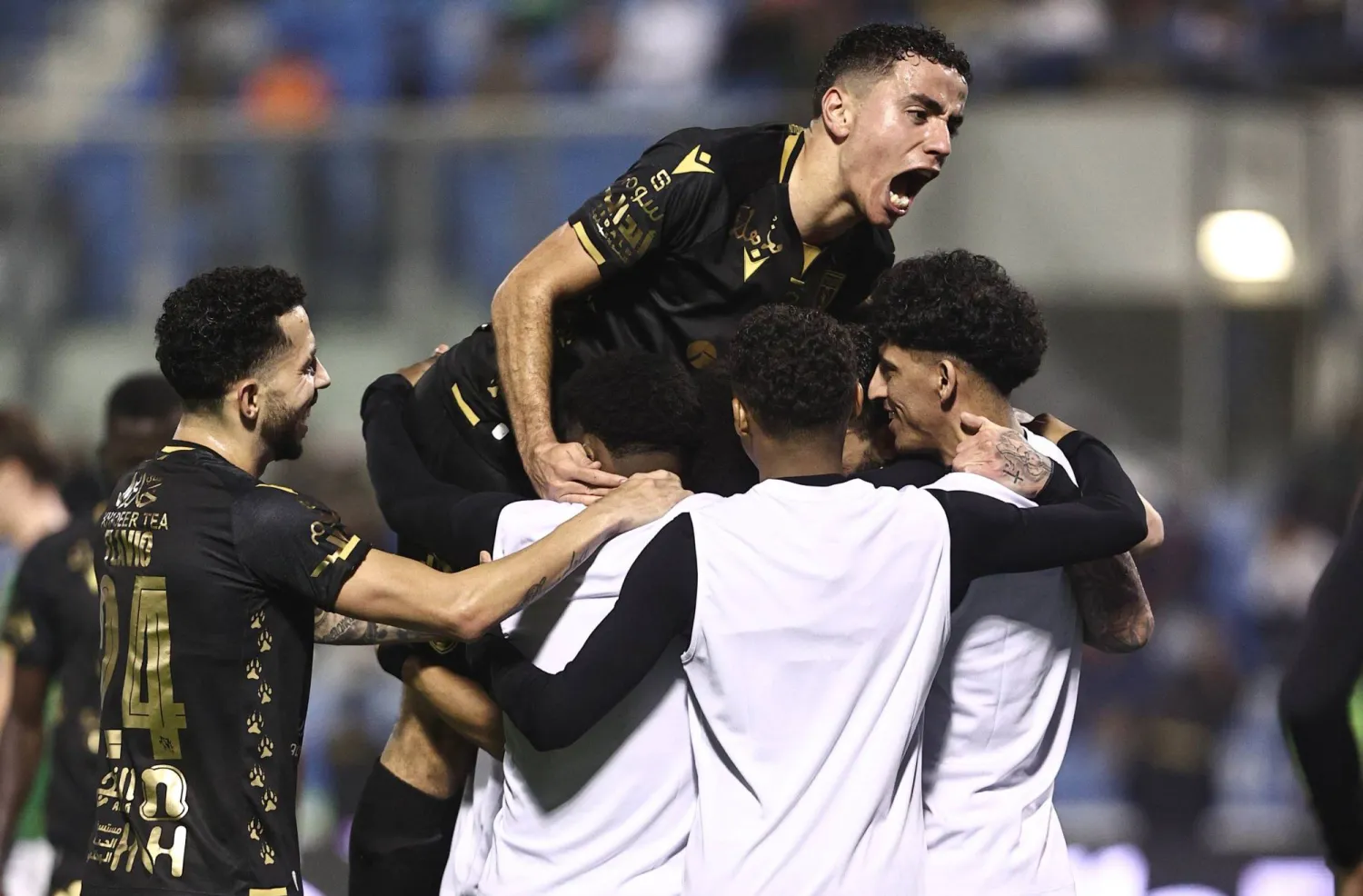 لاعبو التعاون يحتفلون بالهدف الثاني في مرمى الاتفاق (تصوير: عيسى الدبيسي)