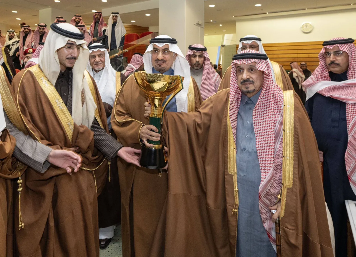 الأمير فيصل بن بندر يسلم كأس ولي العهد للرئيس التنفيذي لشركة نجد للسباقات سعد بن مشرف (الشرق الأوسط)