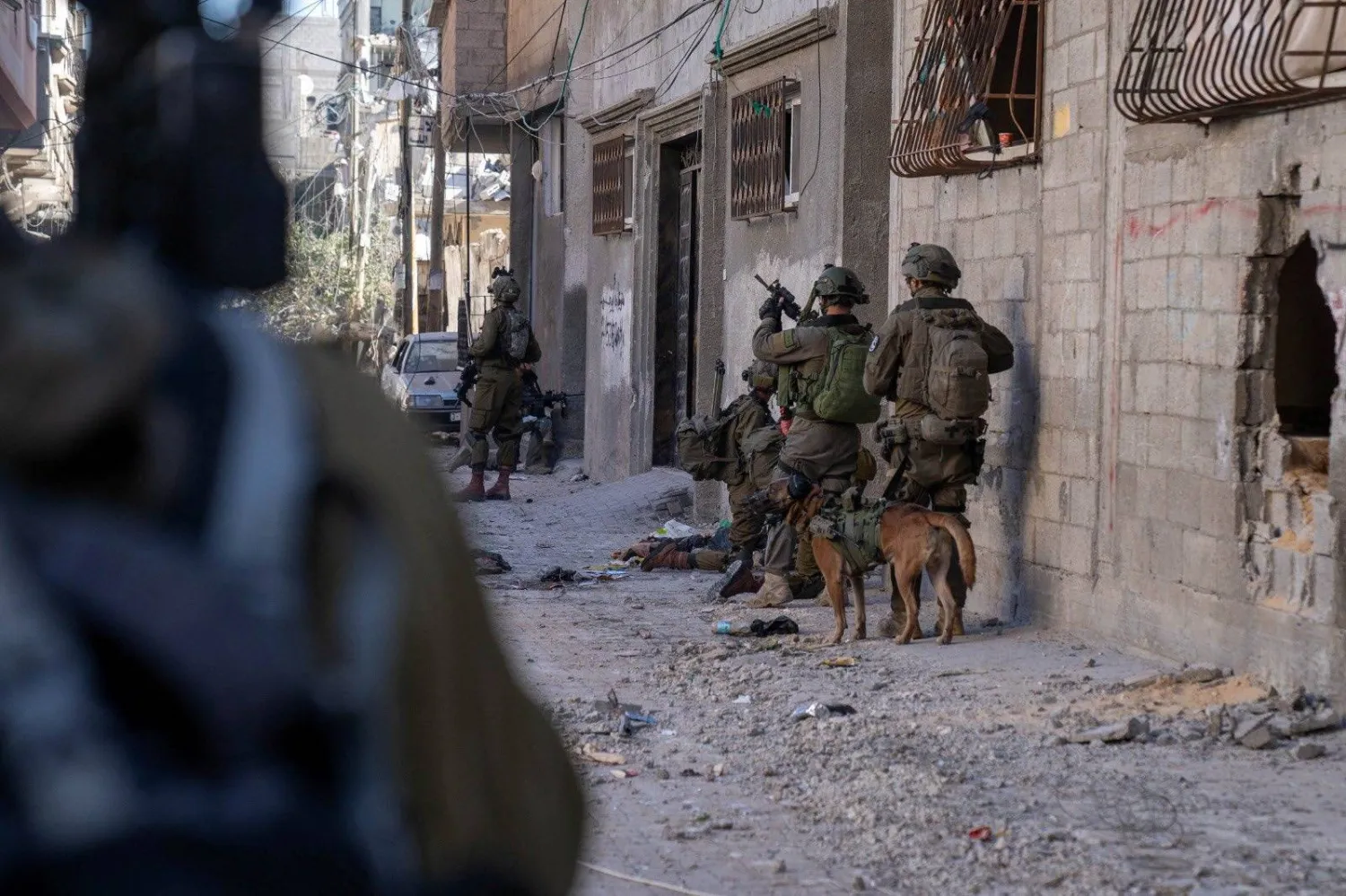 جنود إسرائيليون خلال العملية البرية في قطاع غزة (رويترز)