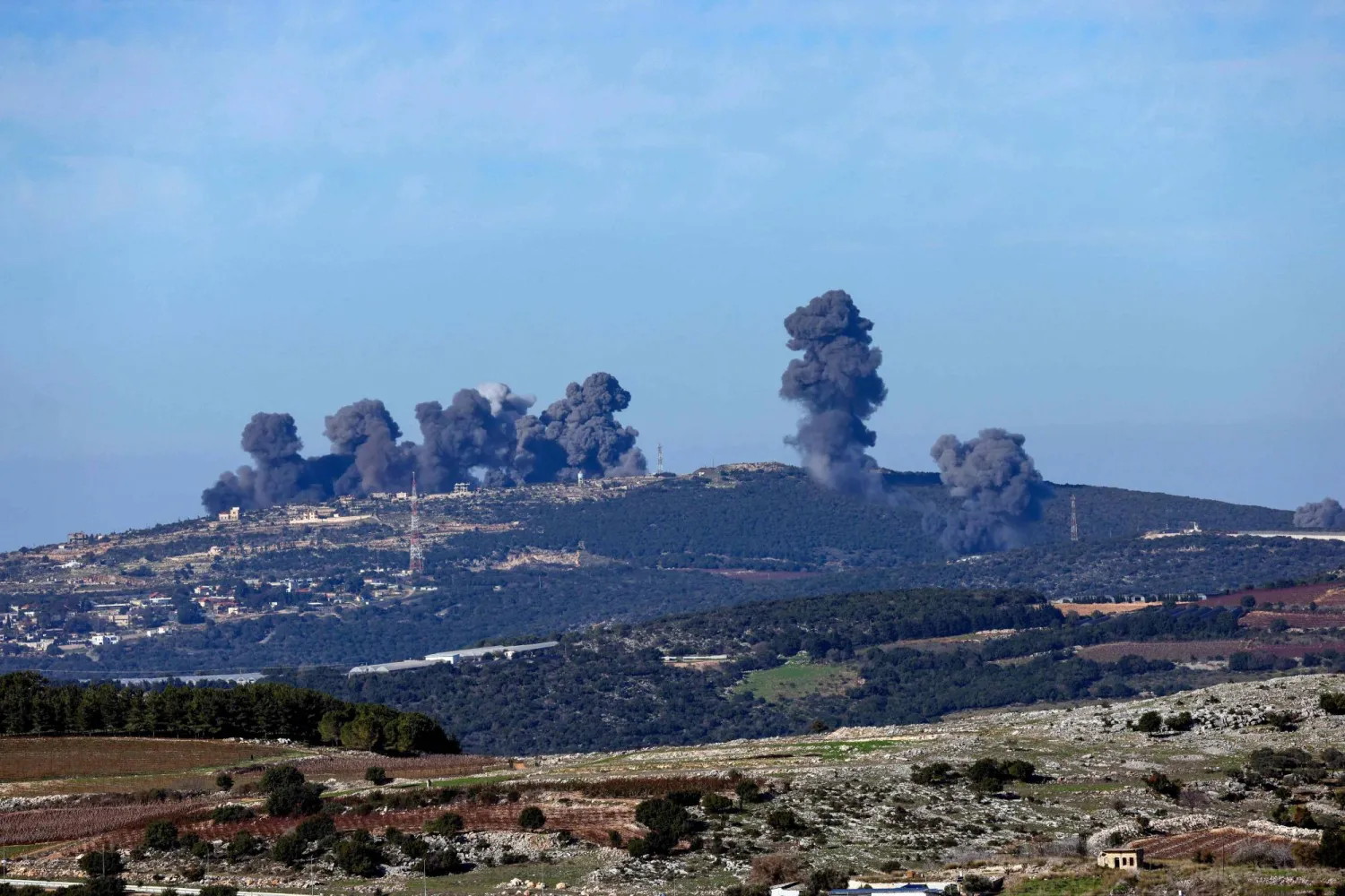 أعمدة دخان ترتفع نتيجة قصف إسرائيلي استهدف بلدة مروحين جنوب لبنان (أ.ف.ب)