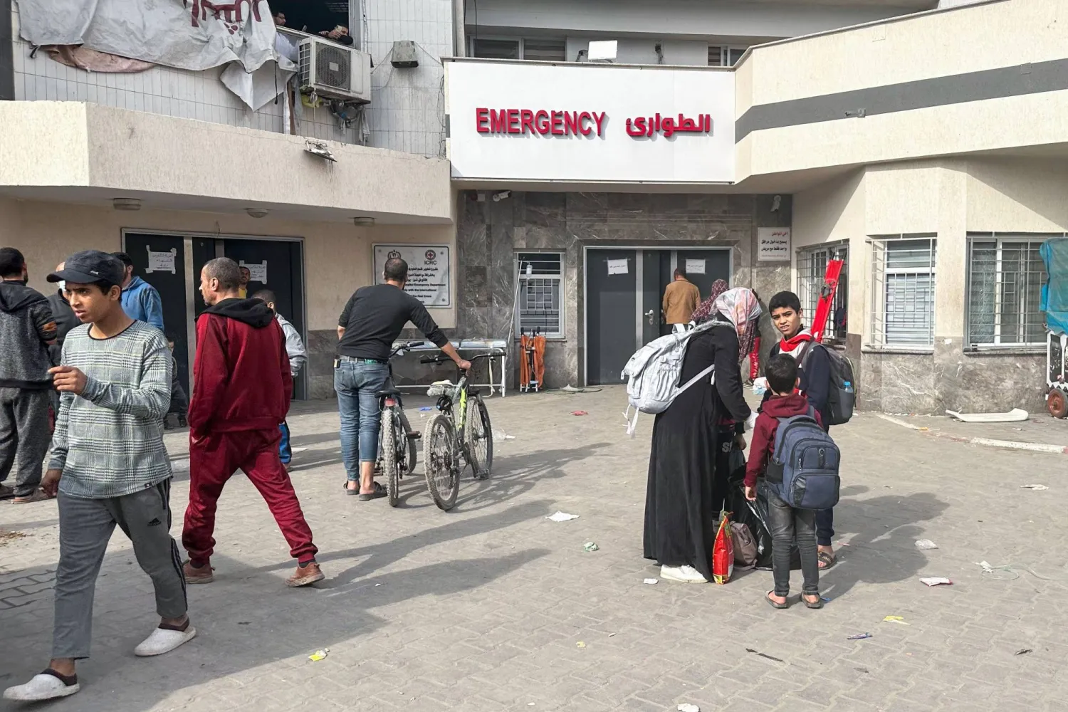 فلسطينيون يتجمعون أمام قسم الطوارئ في مستشفى الشفاء بقطاع غزة 10 ديسمبر الحالي (أ.ف.ب)