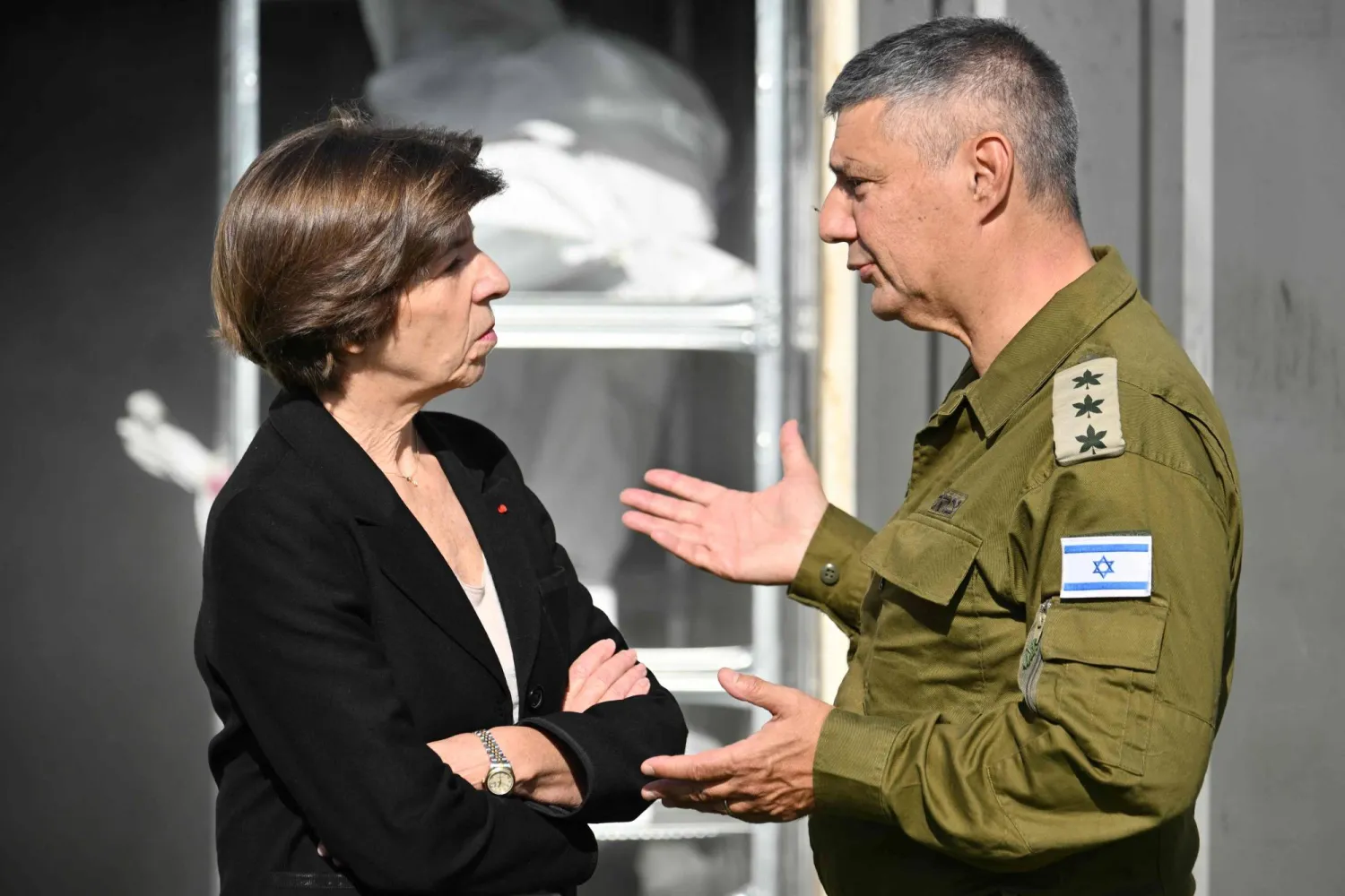 وزيرة الخارجية الفرنسية كاترين كولونا تزور قاعدة للجيش الإسرائيلي برفقة متحدث باسم الجيش قرب الرملة (أ.ف.ب)