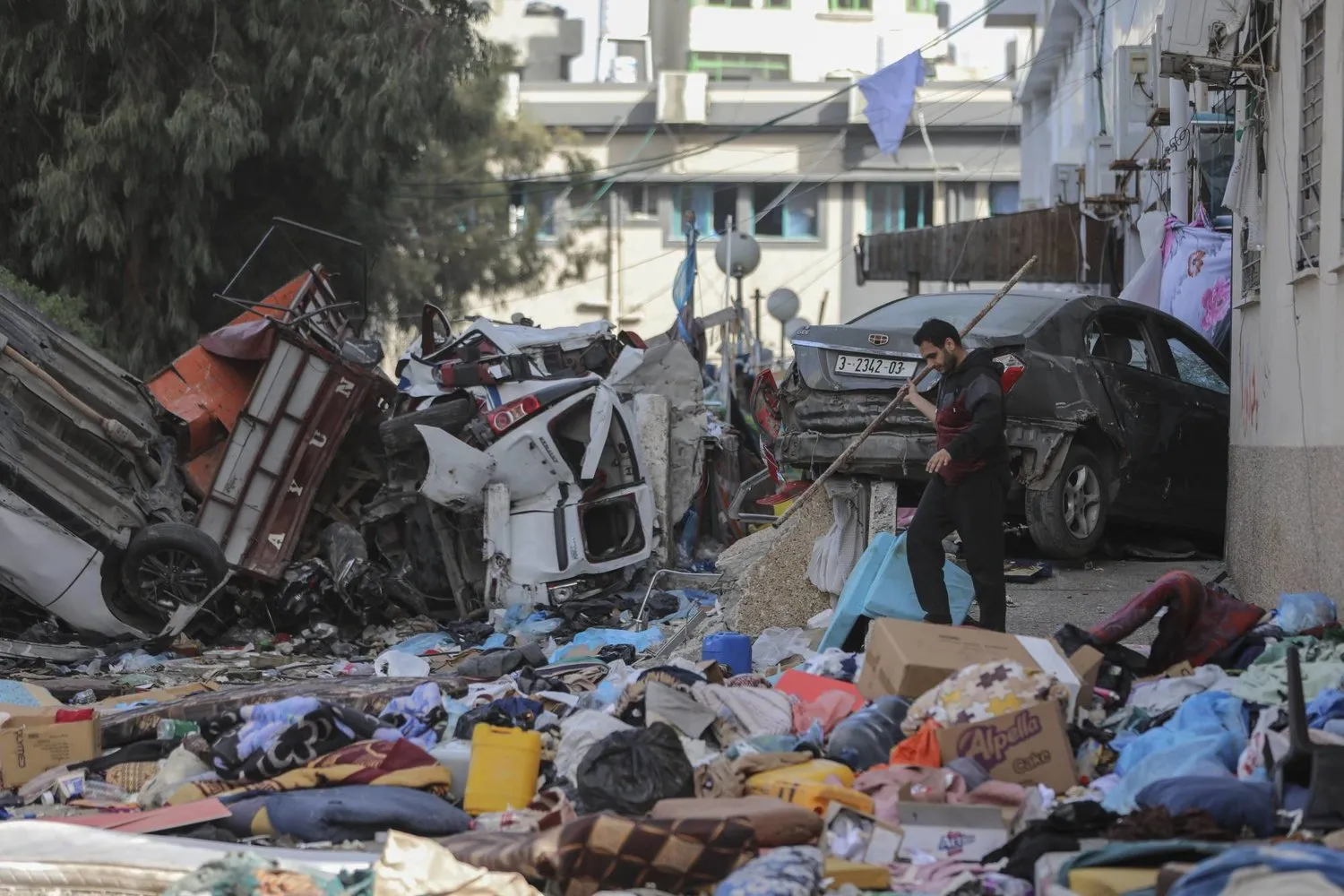 26 Kasım’da Gazze’deki Şifa Hastanesi’nin önü çöp yığınlarıyla kaplı (AP)