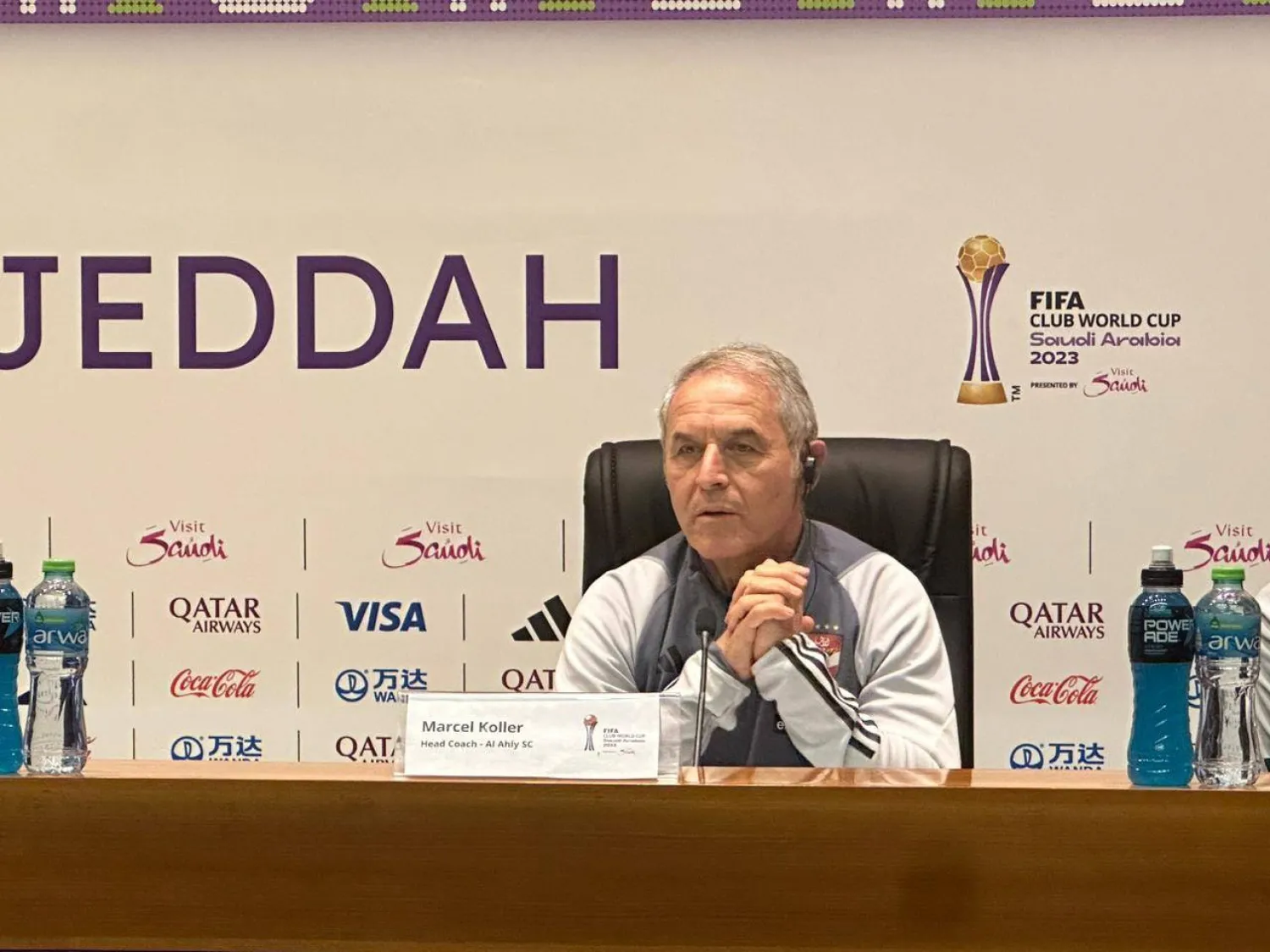 كولر خلال حديثه في المؤتمر الصحافي عن مباراة نصف النهائي (الشرق الأوسط)