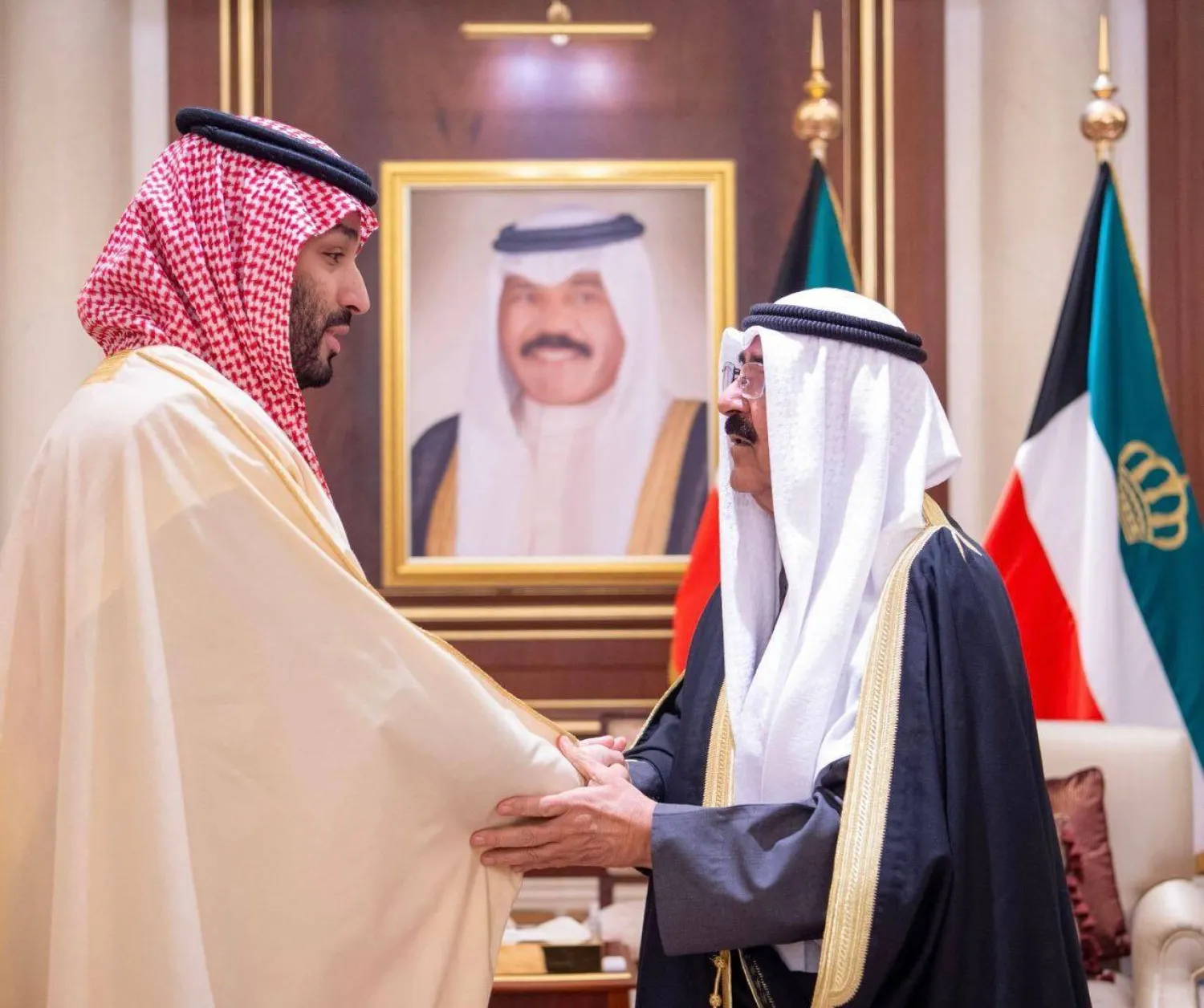 ولي العهد السعودي يقدم واجب العزاء والمواساة في وفاة الشيخ نواف  الصباح