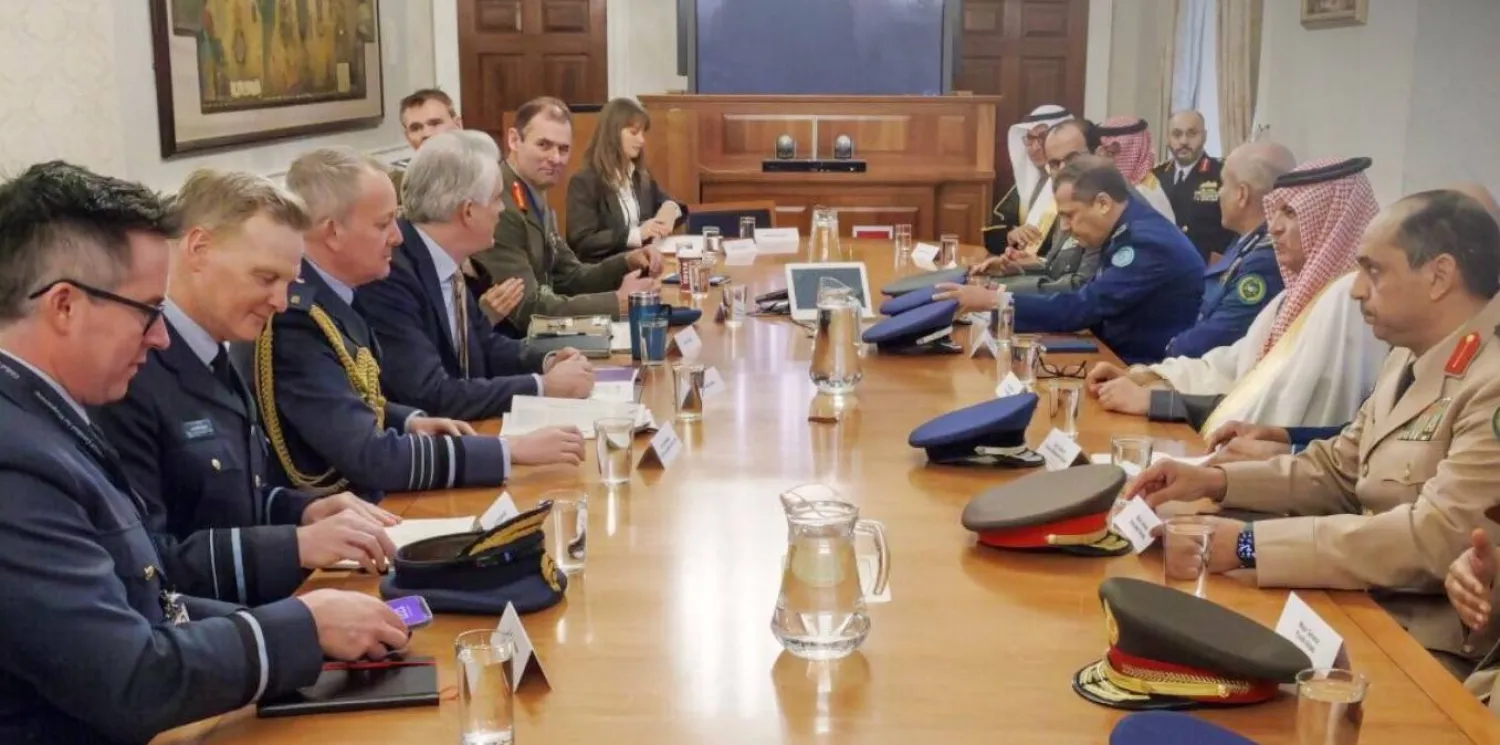 مساعد وزير الدفاع السعودي خلال لقائه عدداً من المسؤولين في لندن (وزارة الدفاع)