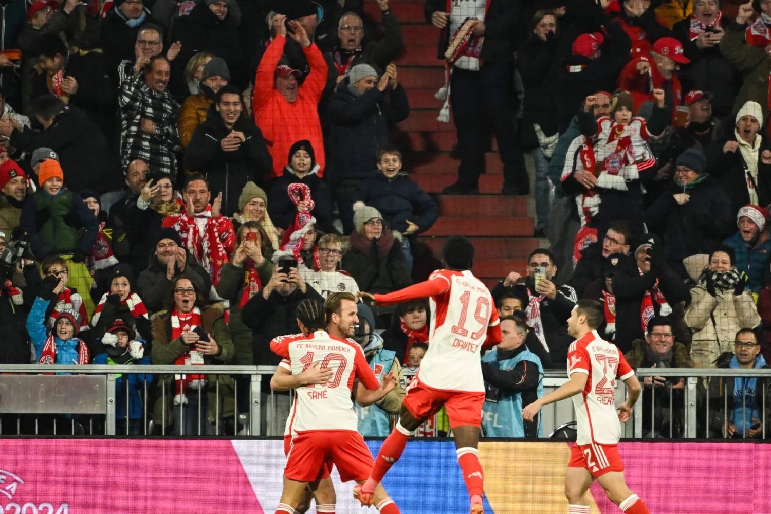 احتفالية لاعبي البايرن بالفوز (د.ب.أ)