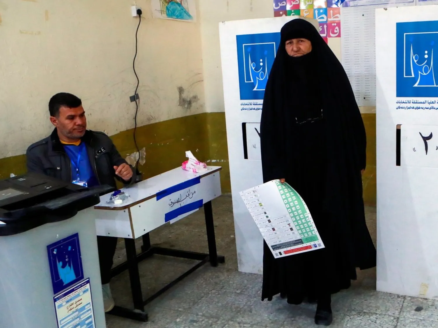 سيدة مسنة تشارك في الانتخابات المحلية بالعراق (أ.ب)