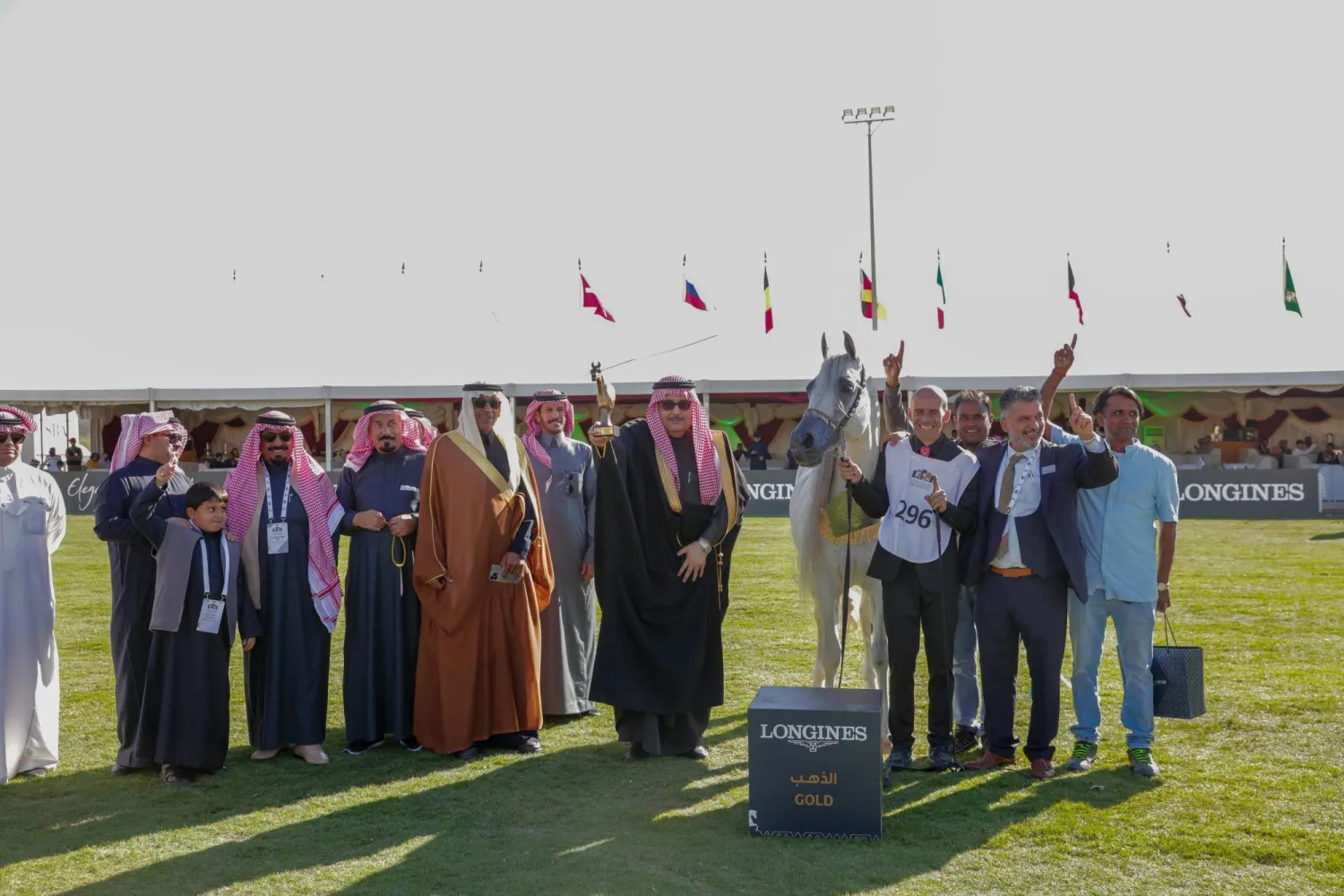 الأمير عبد العزيز بن أحمد يلوح بالكأس الذي حصدته جياد «مربط عذبة» (الشرق الأوسط)