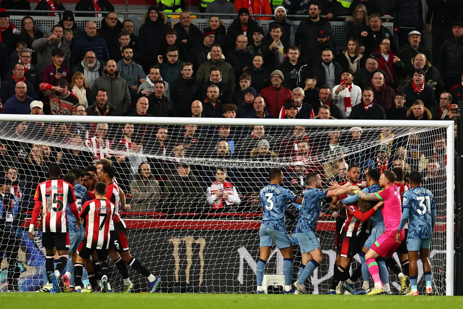 اشتباك اللاعبين بعد تسجيل هدف الفوز لفيلا (أ.ف.ب)