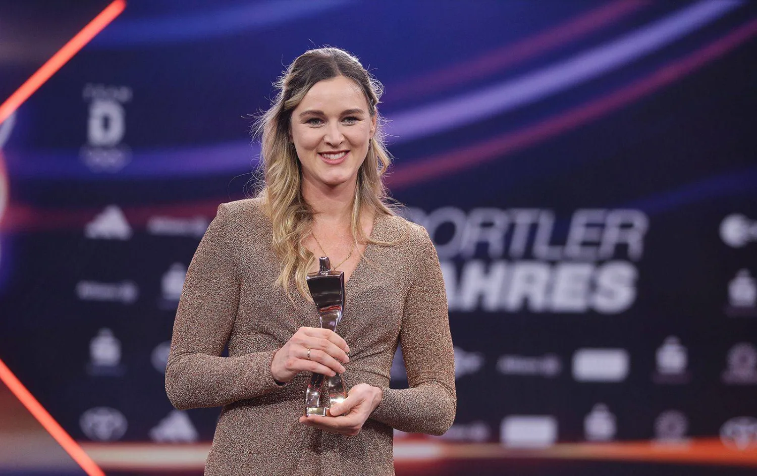 دينيس هيرمان مع الجائزة (منصة إكس)