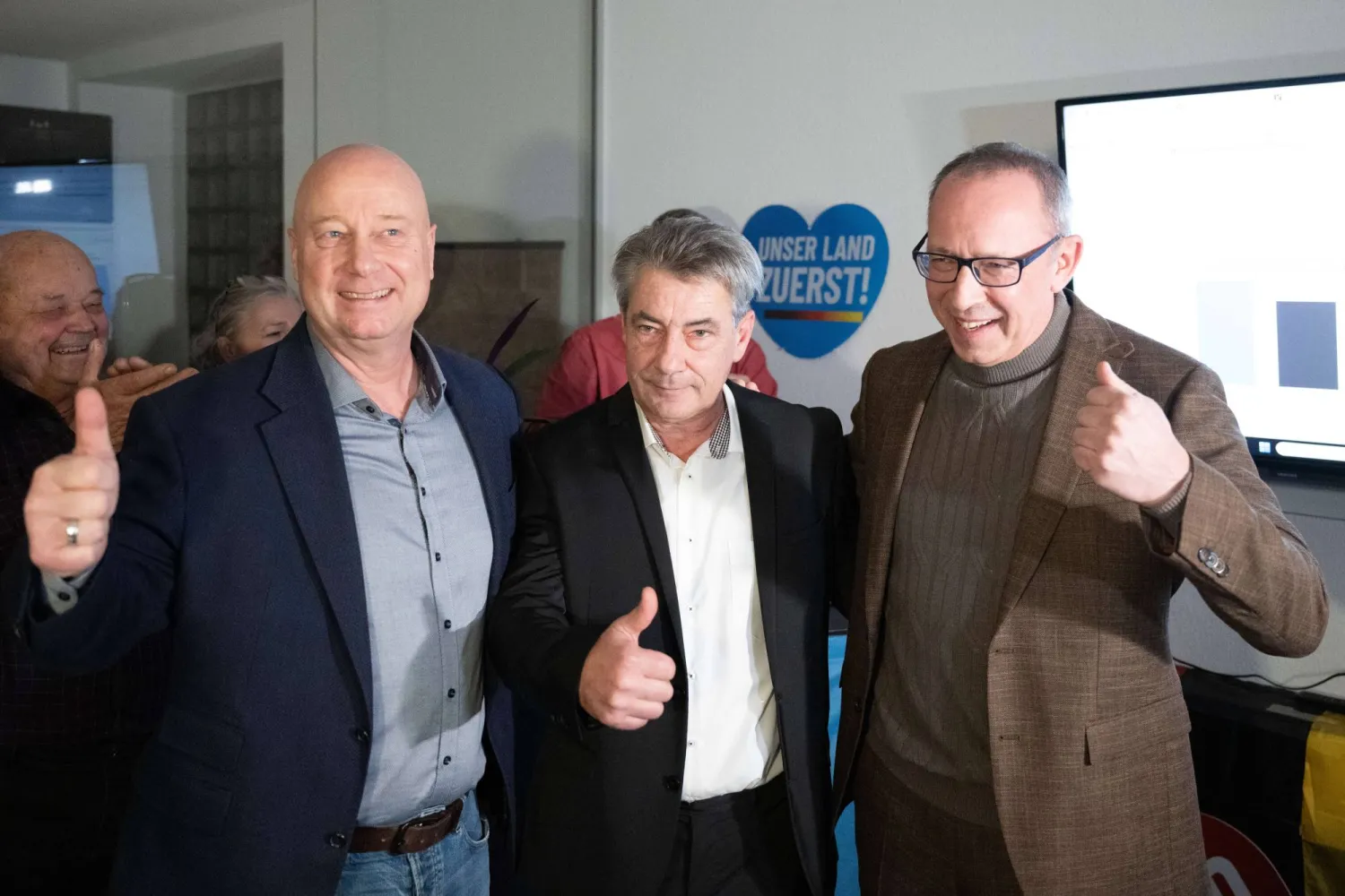 (من اليسار إلى اليمين) جان زويرغ الأمين العام لحزب «البديل من أجل ألمانيا» في ساكسونيا، وتيم لوخنر، مرشح حزب «البديل من أجل ألمانيا»، ويورج أوربان، رئيس حزب «البديل من أجل ألمانيا» في ساكسونيا (د.ب.أ)