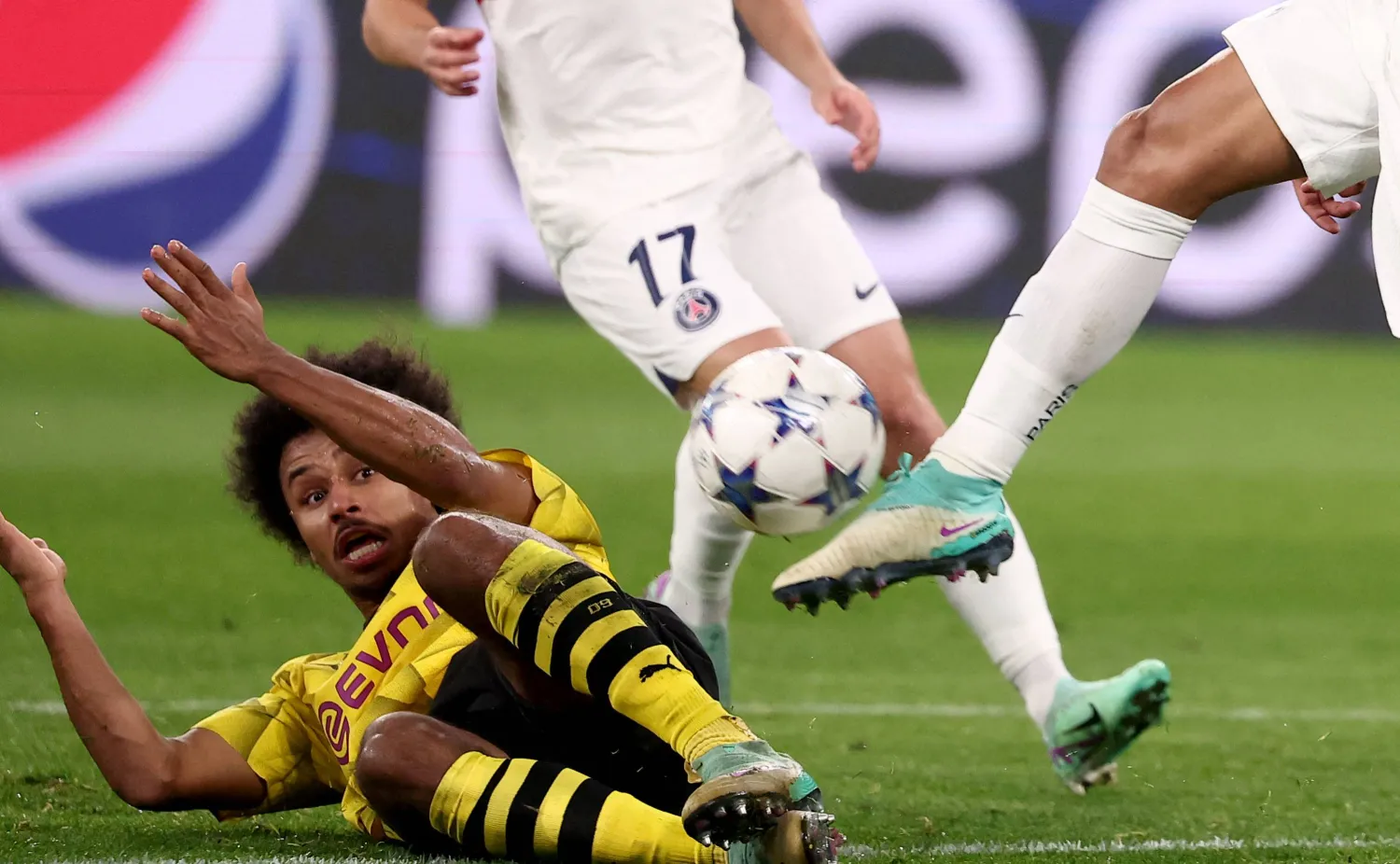 المدافع أديمي أصيب بتمزق جزئي في أربطة الكاحل (أ.ف.ب)