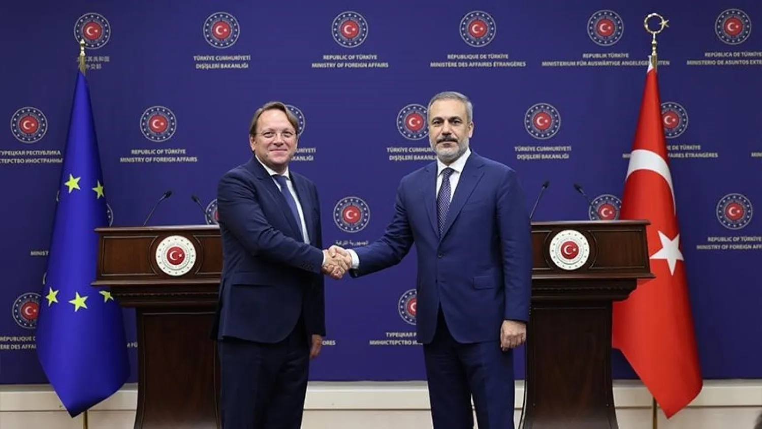 فيدان التقى مفوض شؤون الجوار والتوسع بالاتحاد الأوروبي أوليفر فارهيلي في سبتمبر الماضي (الخارجية التركية)