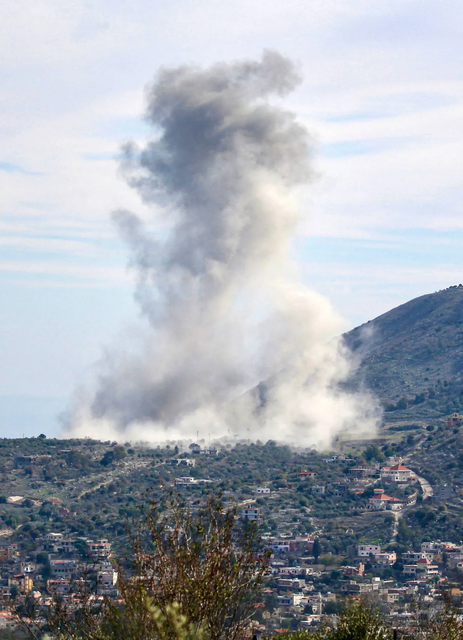 صورة التُقطت من مشارف قرية عيترون بجنوب لبنان تظهر الدخان يتصاعد بعد غارة نفذتها طائرات حربية إسرائيلية (أ.ف.ب)