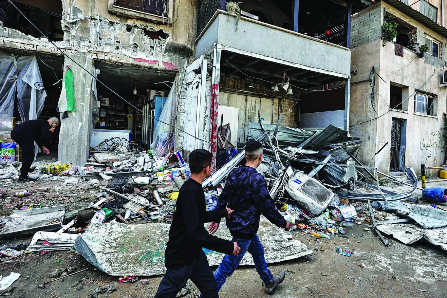 تفقُّد الأضرار بعد اجتياح إسرائيلي لمخيم «نور شمس» قرب طولكرم شمال الضفة الغربية (أ.ف.ب)