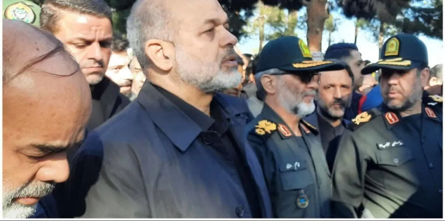 Bakan Vahidi, Rask kasabasında düzenlenen saldırıda öldürülenlerin cenazesinde polise ve Devrim Muhafızları liderlerine liderlik ediyor (IRNA)