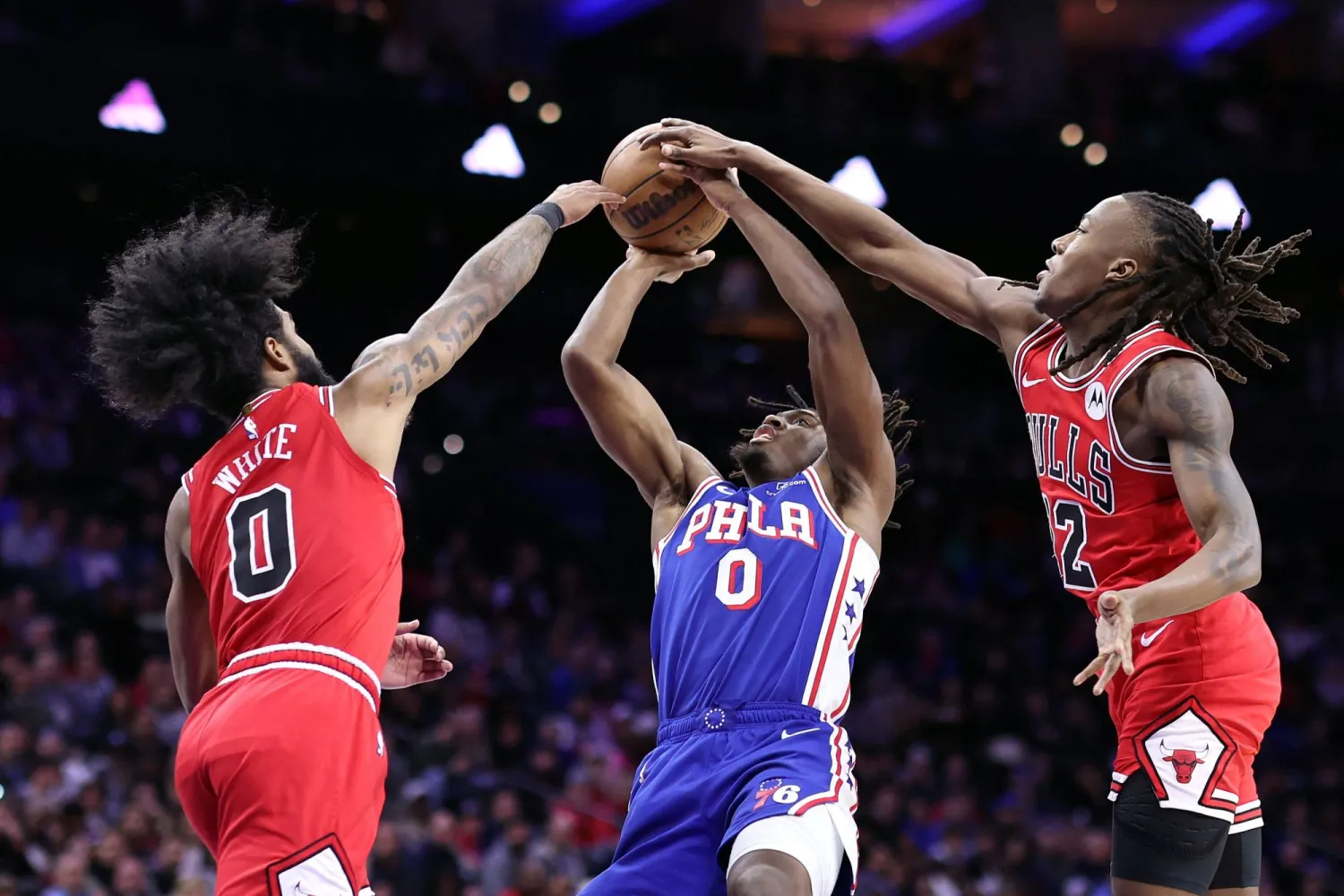 بولز تغلب على سيكسرز 108 - 104 (أ.ف.ب)