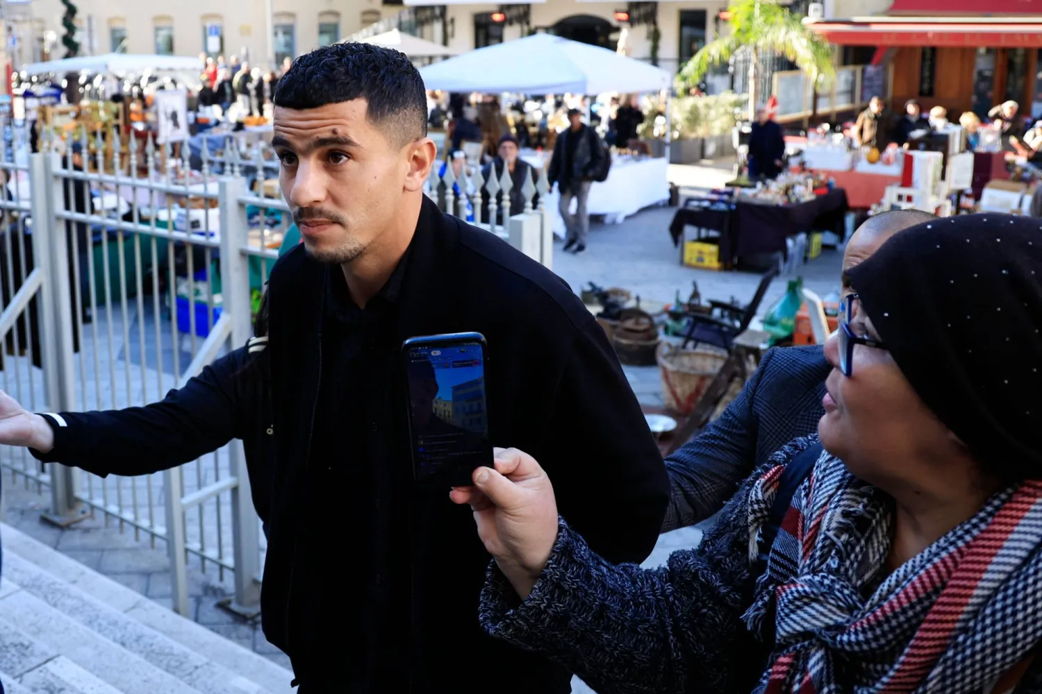 المدافع الجزائري يوسف عطال يصل إلى محكمة نيس بجنوب فرنسا لمحاكمته بتهمة التحريض على الكراهية (أ.ف.ب)