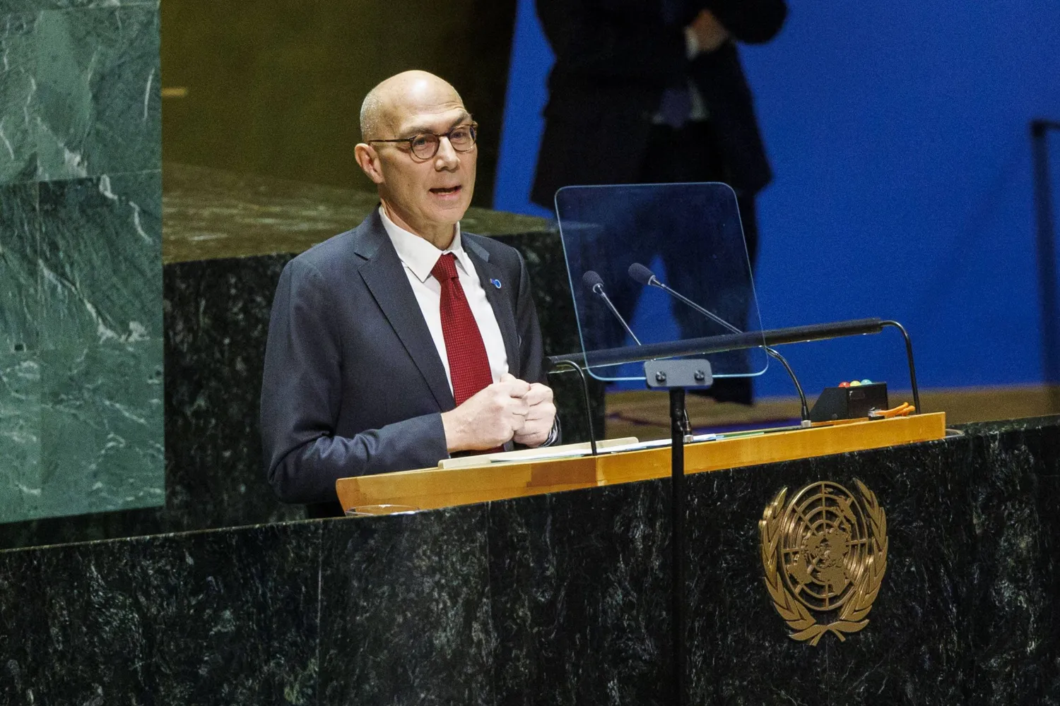 المفوض السامي لحقوق الإنسان فولكر تورك يتحدث خلال الذكرى الخامسة والسبعين لـ«الإعلان العالمي لحقوق الإنسان» وحفل توزيع «جائزة حقوق الإنسان» بمقر الأمم المتحدة في نيويورك بالولايات المتحدة الأميركية يوم 15 ديسمبر 2023 (إ.ب.أ)