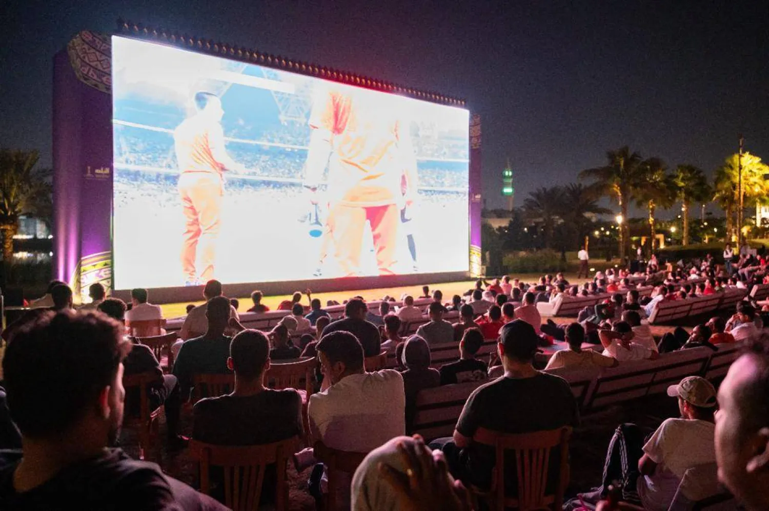 شاشة عرض تتوسط برحة الفلاح بجدة التاريخية ضمن فعاليات وزارة الثقافة المصاحبة لبطولة كأس العالم للأندية (الشرق الأوسط)