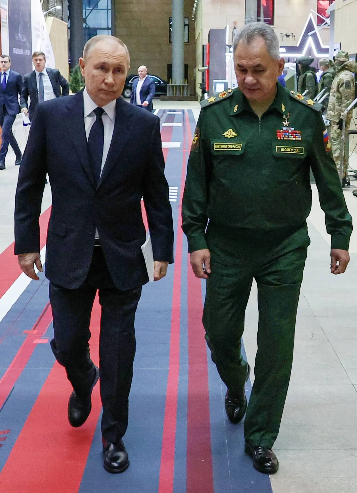 بوتين وشويغو قبل الاجتماع الموسع (رويترز)