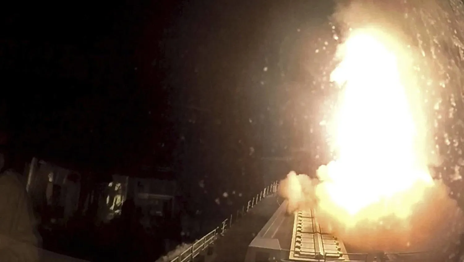 İngiliz destroyeri HMS Diamond, Kızıldeniz’de bir İHA’ya füze attı (AP)