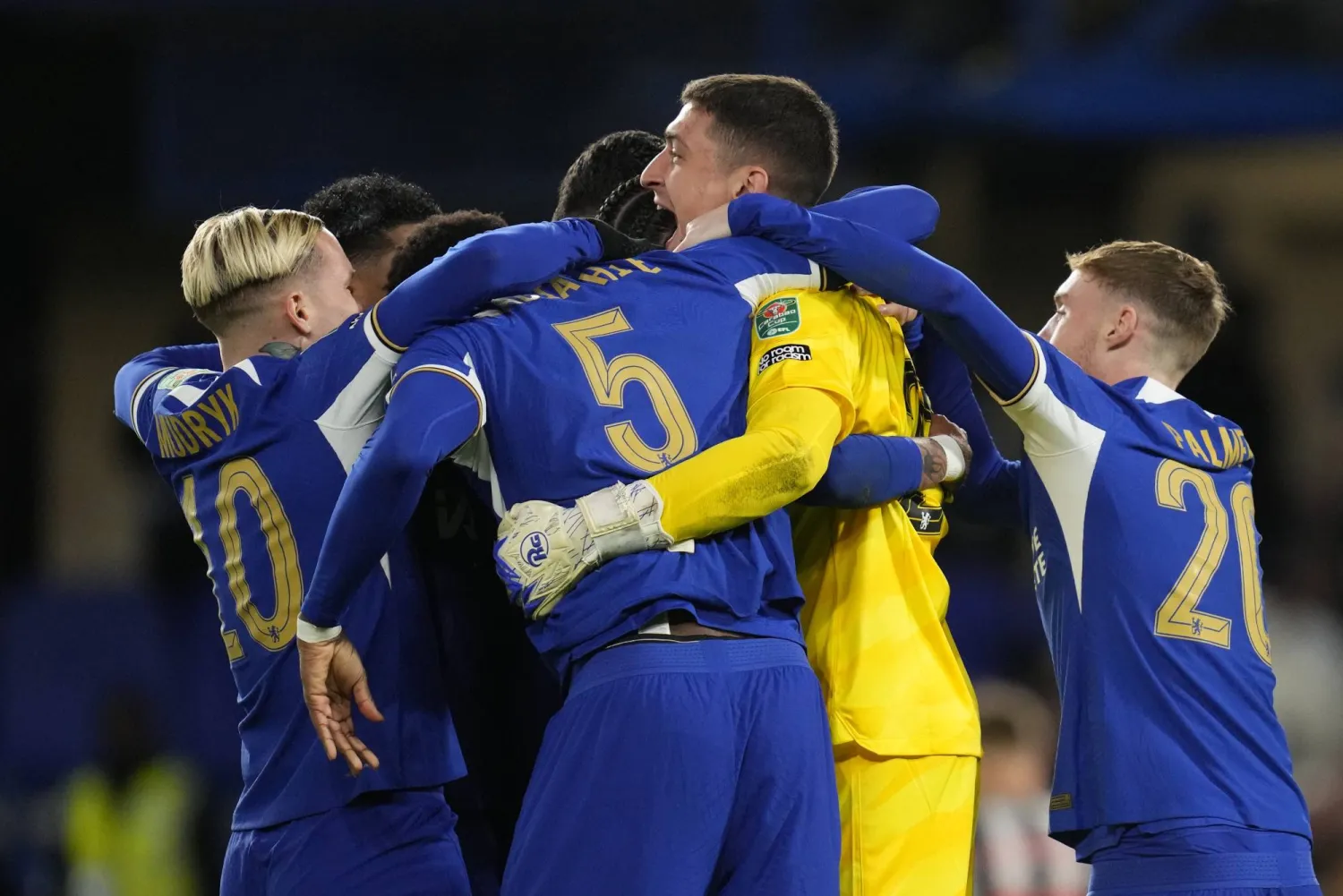 لاعبو تشيلسي يحتفلون بالتأهل إلى نصف النهائي (أ.ب)