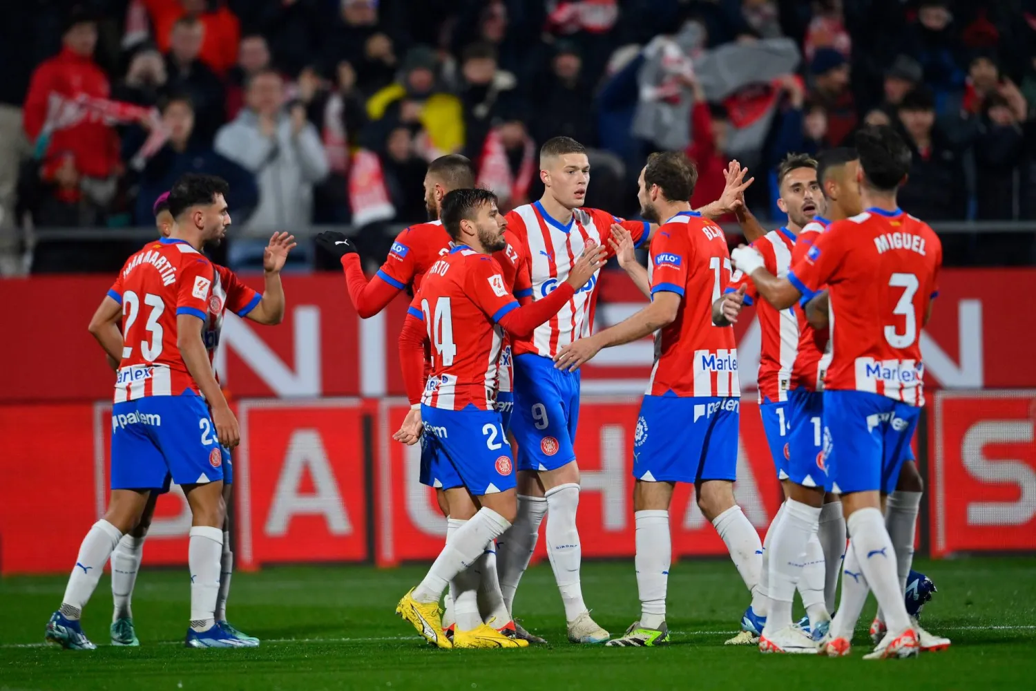 لاعبو جيرونا يحتفلون بأحد أهدافهم في شباك ديبورتيفو ألافيس (أ.ف.ب)