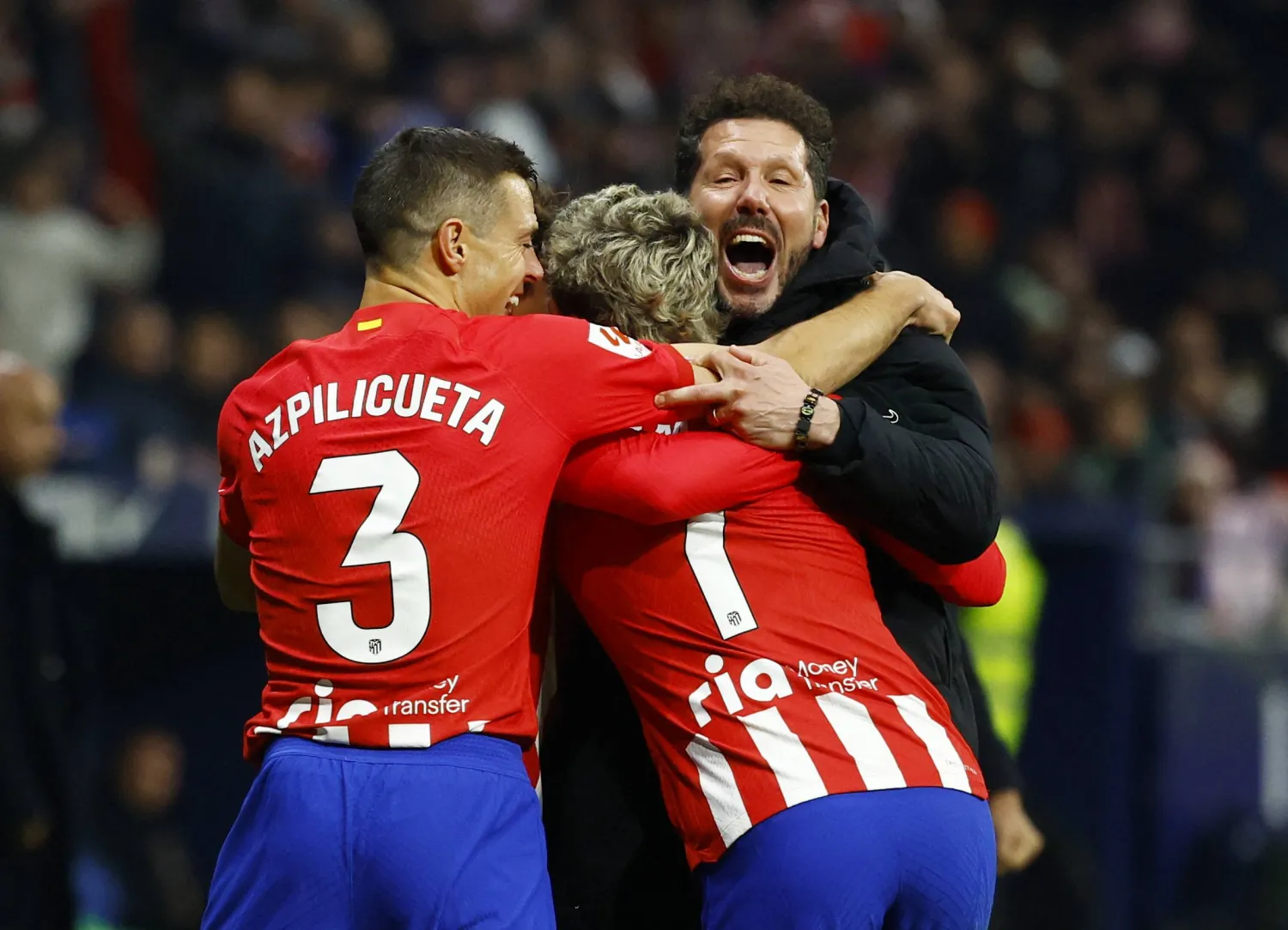 سيميوني يحتفل مع غريزمان بتسجيله الهدف الثالث (رويترز)