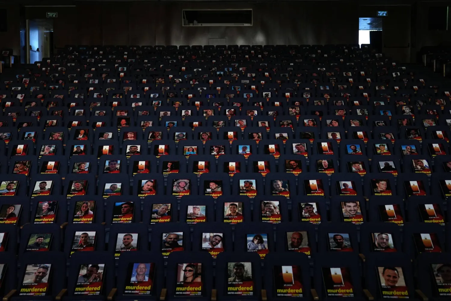 صور أكثر من ألف شخص قُتلوا أو فُقدوا أو اختُطفوا في هجوم «حماس» على إسرائيل يوم 7 أكتوبر على مقاعد فارغة بمعرض في قاعة سمولارز بجامعة تل أبيب، إسرائيل، في 22 أكتوبر 2023 (أ.ب)