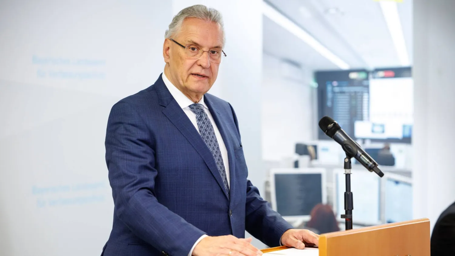 يواخيم هيرمان وزير داخلية ولاية بافاريا (غيتي)