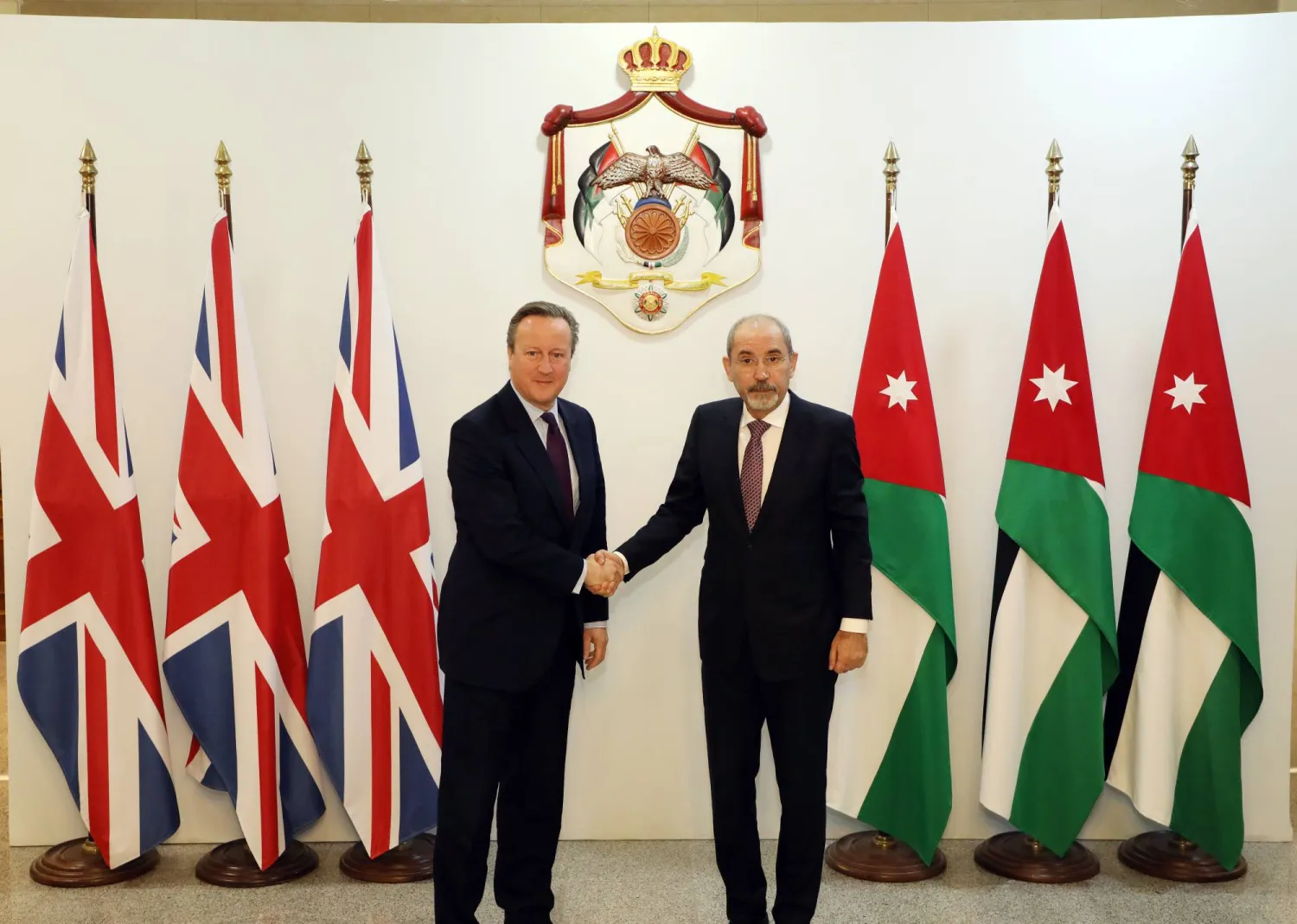 وزير الخارجية البريطاني ديفيد كاميرون مع نظيره الأردني أيمن الصفدي في عمان (د.ب.أ)