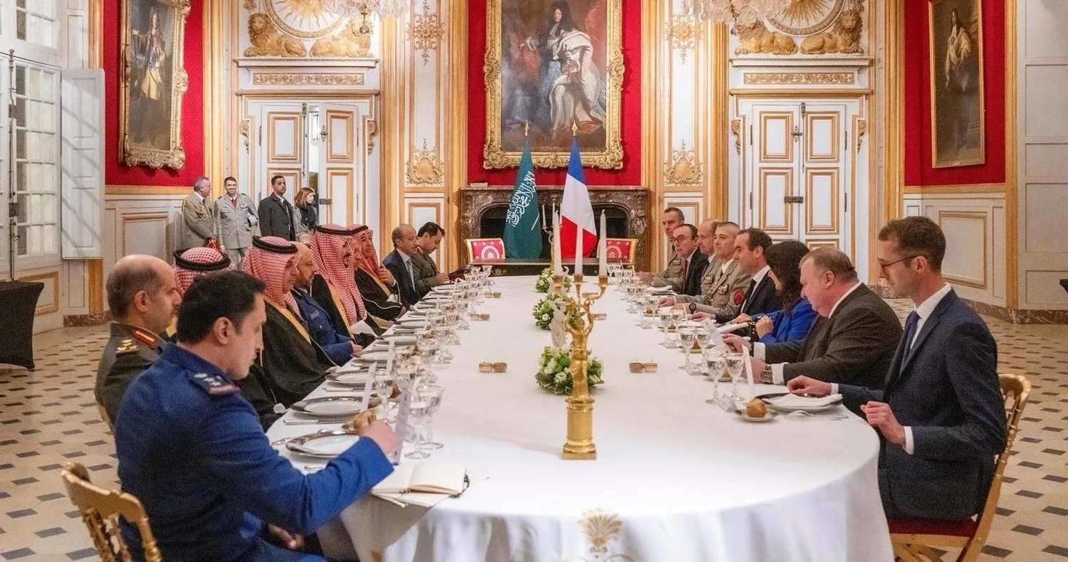 Prens Halid bin Salman ve Bakan Sébastien Lecornu'nun Paris'te düzenlediği tartışma oturumundan bir kesit (SPA)