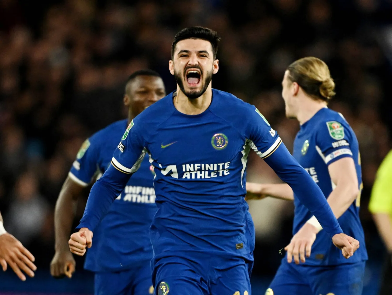 أرماندو بروخا مهاجم تشيلسي فرحا عقب الفوز على نيوكاسل بكأس الرابطة الإنجليزية (رويترز)